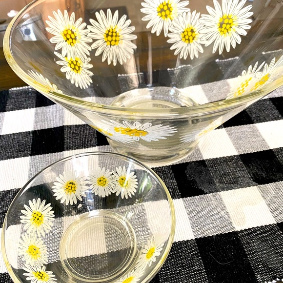 Vintage glass daisy salad bowls - Picture 1 of 4
